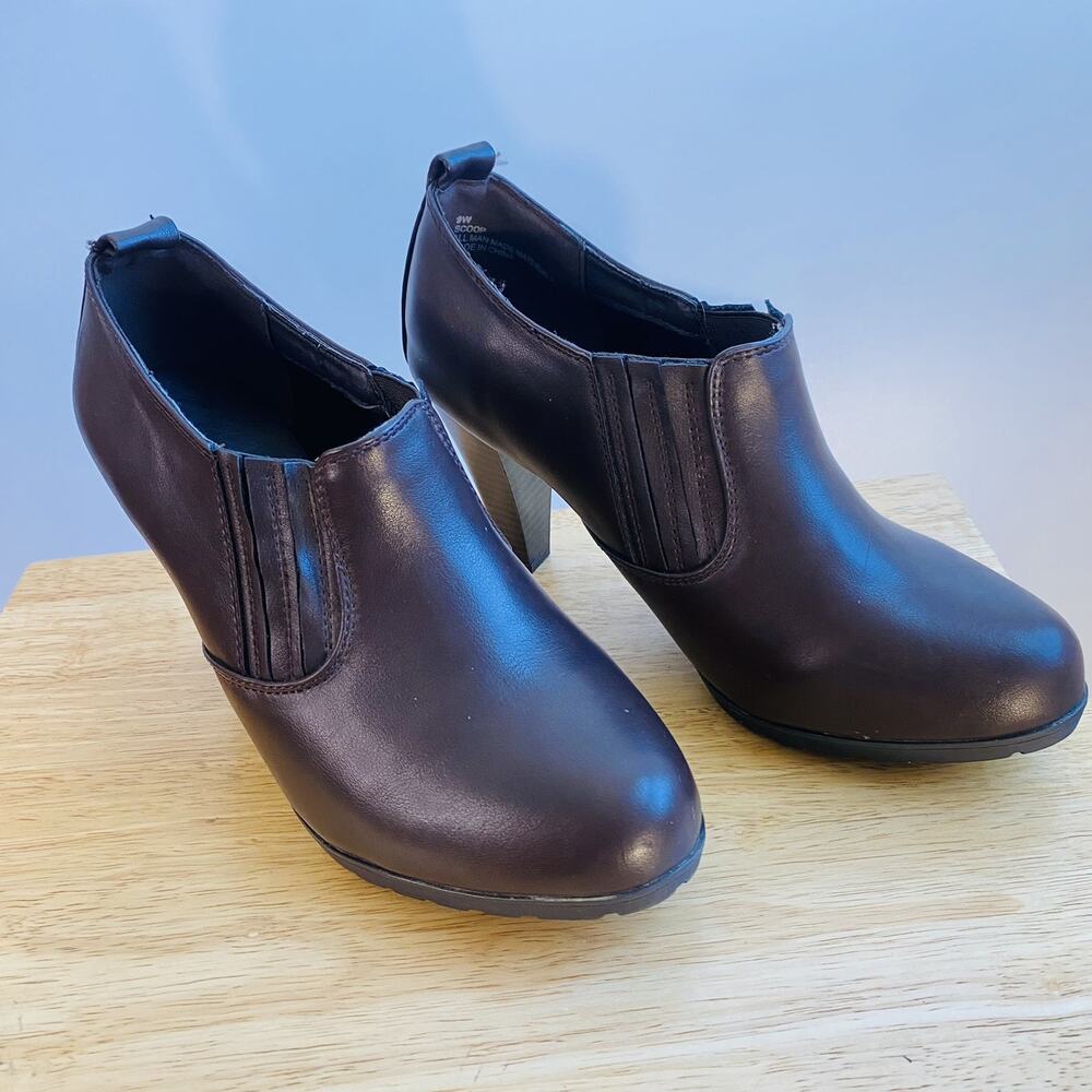White Mt. Brown Heeled Ankle Pumps Booties. Size 9W